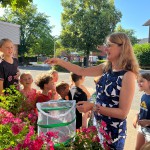 Frau Wulff lässt einen Schmetterling fliegen.